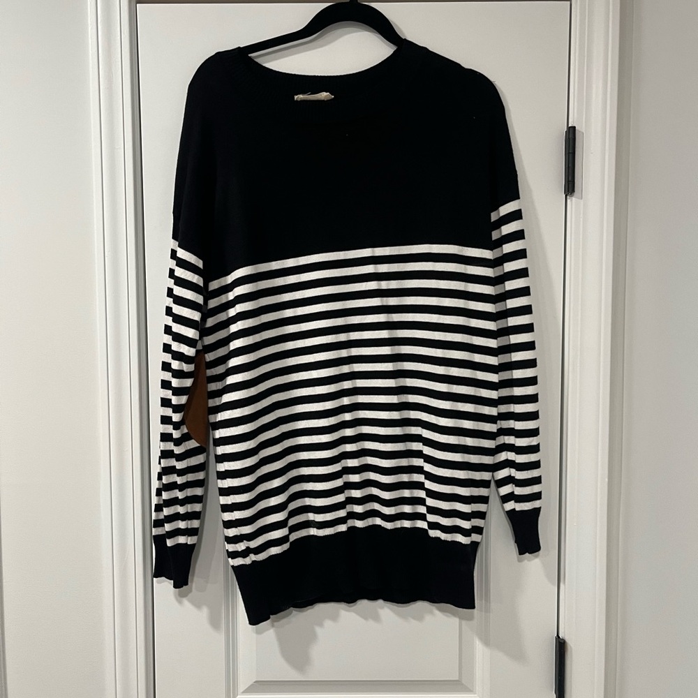 3/$20 Chic Soul/First Look Black and White Sweater